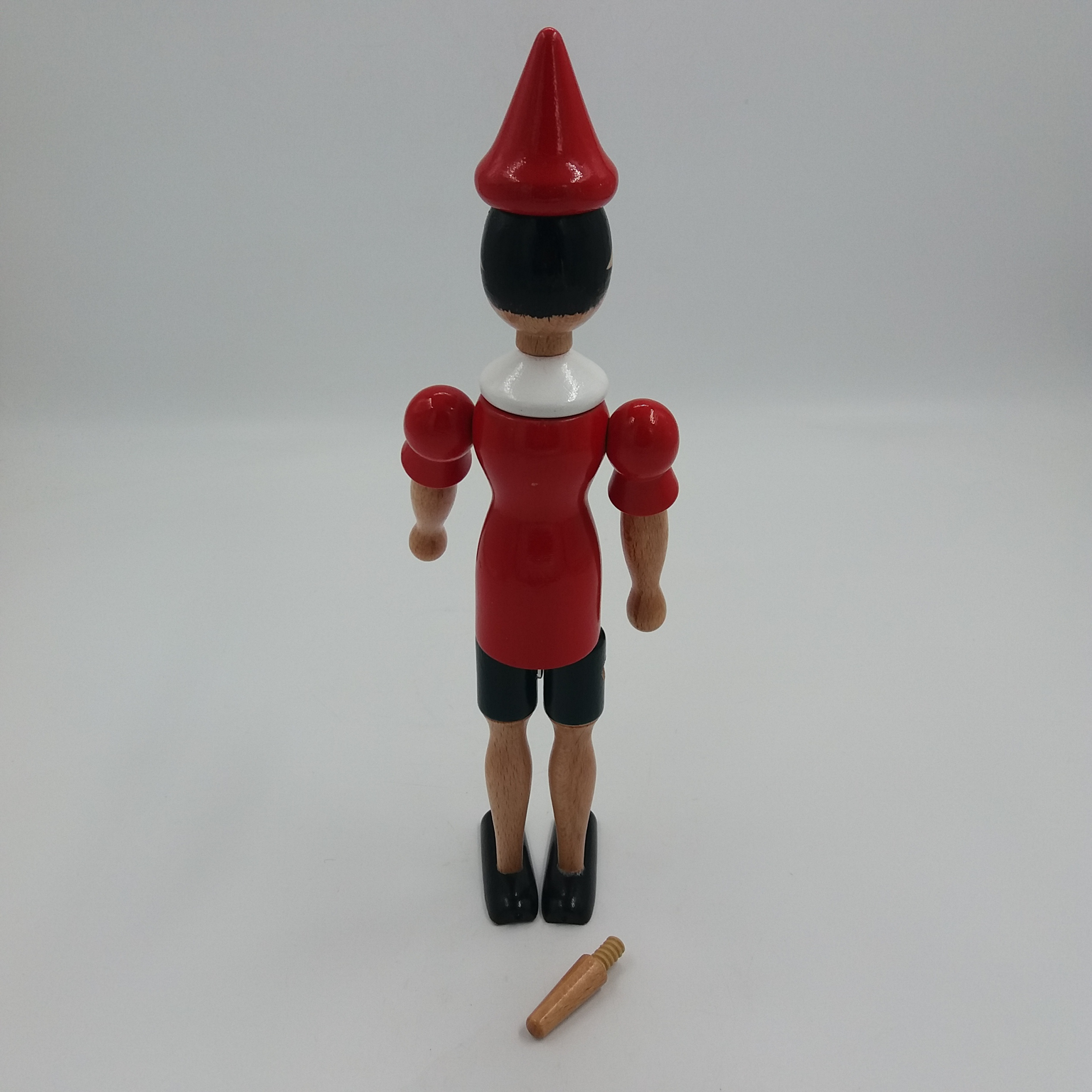 Voir photo 2 de Pinocchio en bois peint. Articulé. 32 cm. Pinocchio en bois peint. Articulé. 32 cm. Très bon état - Vue 2 -